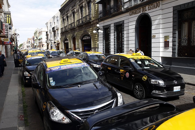 Taxistas podrían perder sus vehículos por falta de pasaje en Tehuacán
