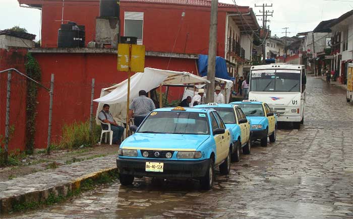 Denuncian competencia desleal por taxis pirata en Cuetzalan