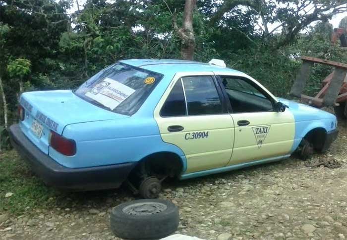 Encuentran dos taxis robados en el municipio de Cuetzalan