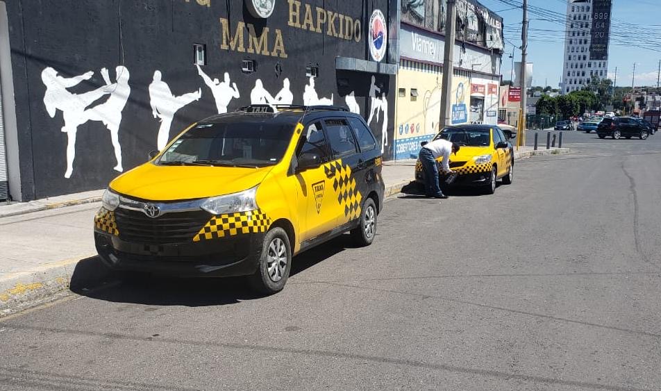 SMT realiza operativo en Vía Atlixcáyotl para detectar taxis irregulares  