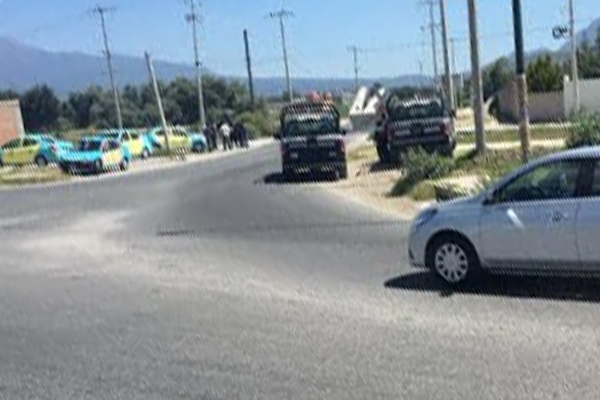 Amenazan taxistas con linchar a presunta asaltante en Tepeaca