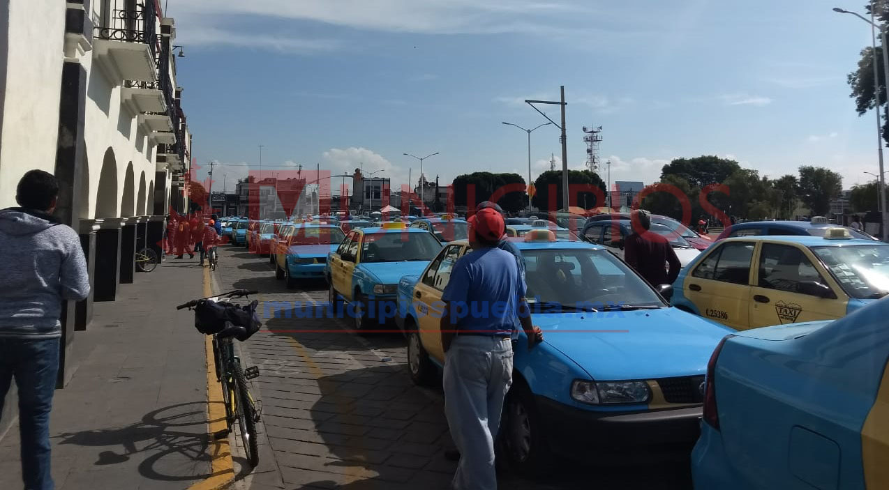 Taxistas protestan por ruleteros pirata de Huejotzingo