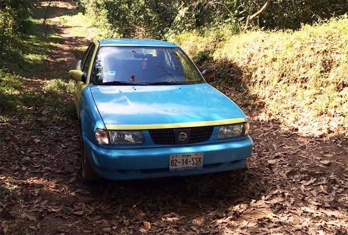 Encuentran dos taxis robados en el municipio de Cuetzalan