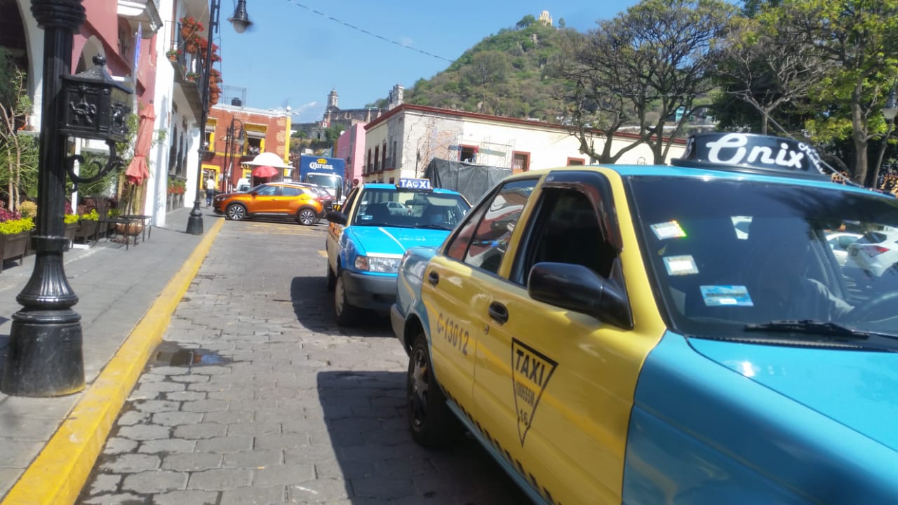 Se unen taxistas de Atlixco para buscar unidad robada en Izúcar