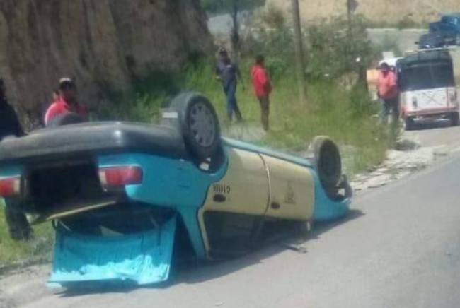 Taxista sufre aparatosa volcadura en Felipe Ángeles 