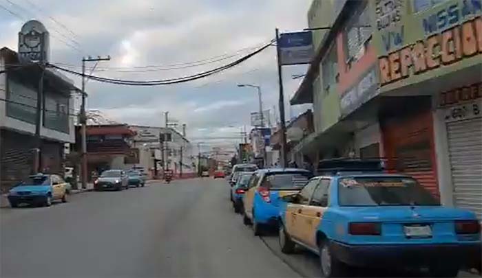 VIDEO Taxistas de Texmelucan hacen convoy para recibir a compañero ejecutado