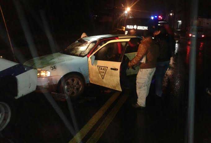 Sufre taxista golpes menores tras volcadura en Teziutlán