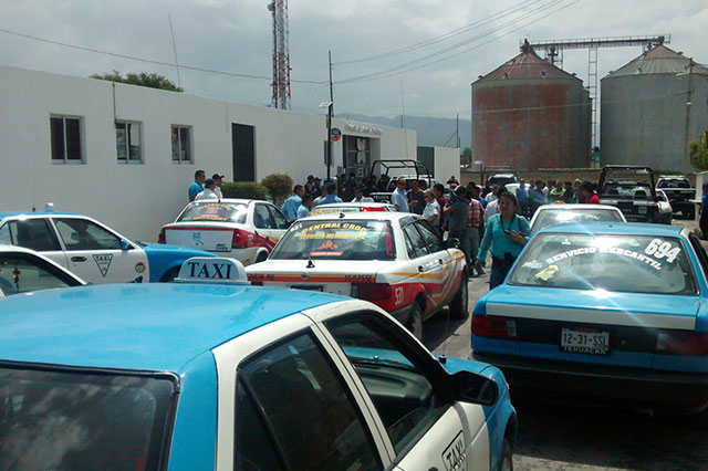 Taxista apuñalado en 10 ocasiones detona protesta en Tehuacán