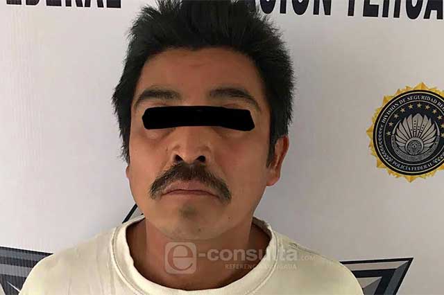 Detienen a taxista con pistola y huachicol en Tehuacán