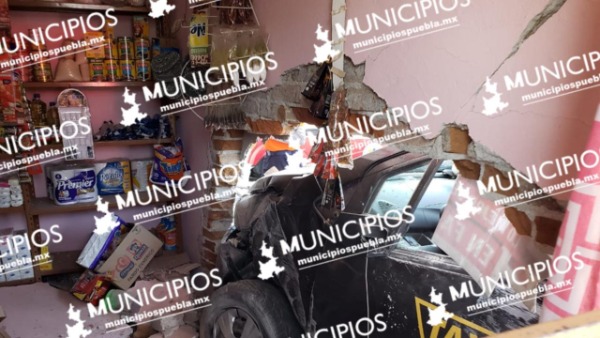 Taxi termina dentro de una tienda tras persecución en Puebla