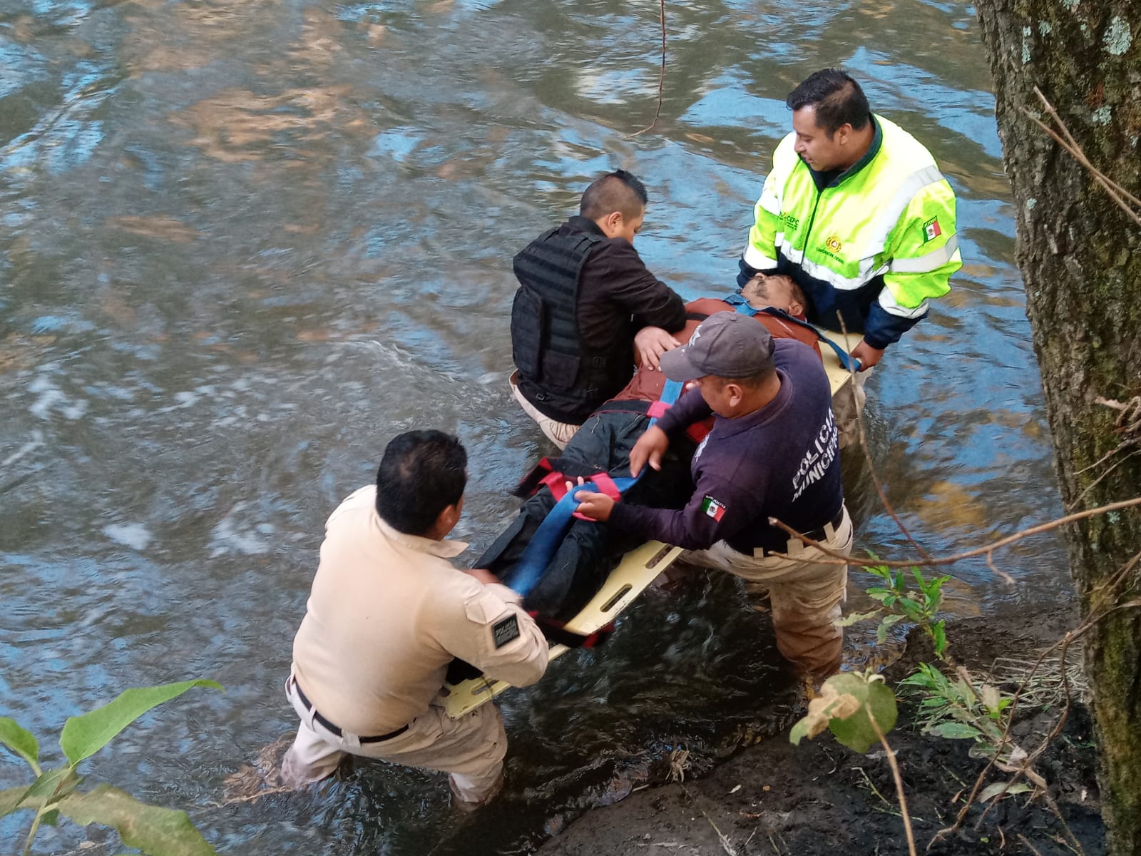 Tras ser asaltado tiran a taxista herido a río de Santa Isabel Tetlatlahuca