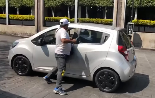 VIDEO Taxista intenta acuchillar a conductor de Uber frente a policías