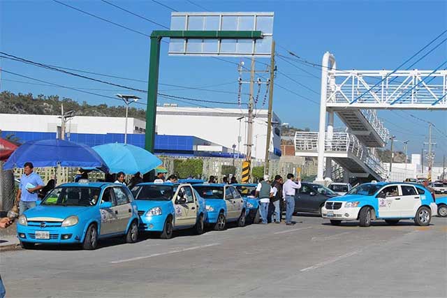 Taxistas irregulares en Tehuacán piden tolerancia; los regulares se oponen