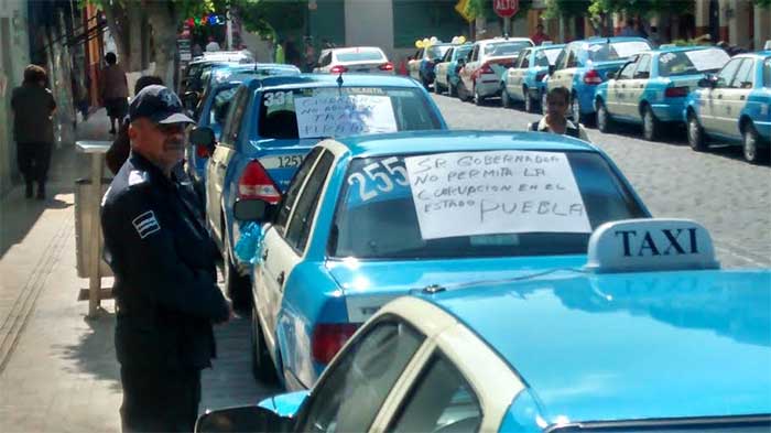Exigen salida de taxis pirata que circulan en Tehuacán