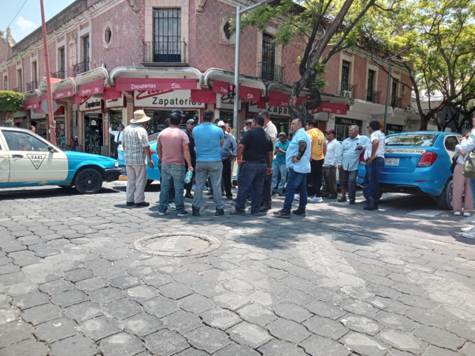 Bloquean taxistas vialidades de Tehuacán para exigir salida de unidades de aplicación