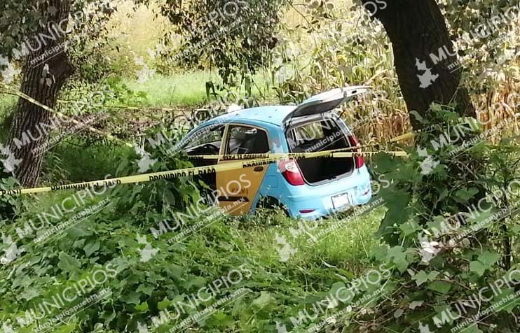 Hallan ejecutados dentro de taxi en Nativitas; uno sería de Texmelucan