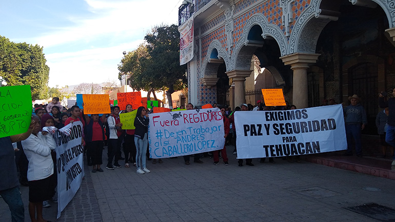 Marchan para exigir que cabildo tome protesta a edil suplente de Tehuacán