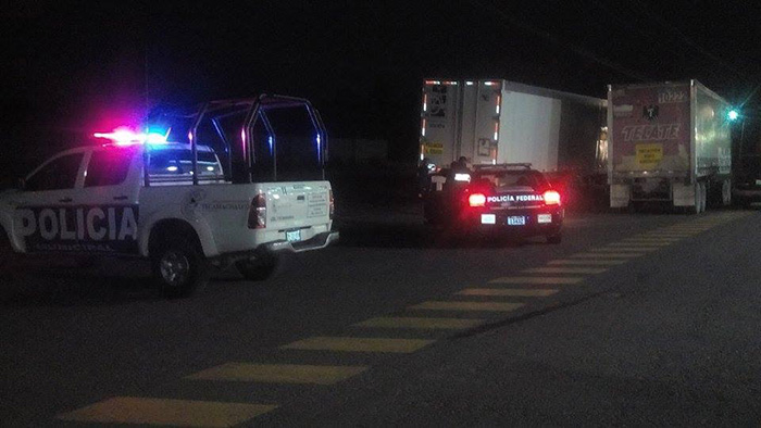 Comando roba camioneta cargada con ganado en Tecamachalco