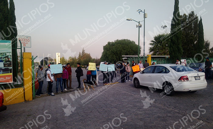 Alumnos y docentes se manifiestan contra rectora de la Uttecam