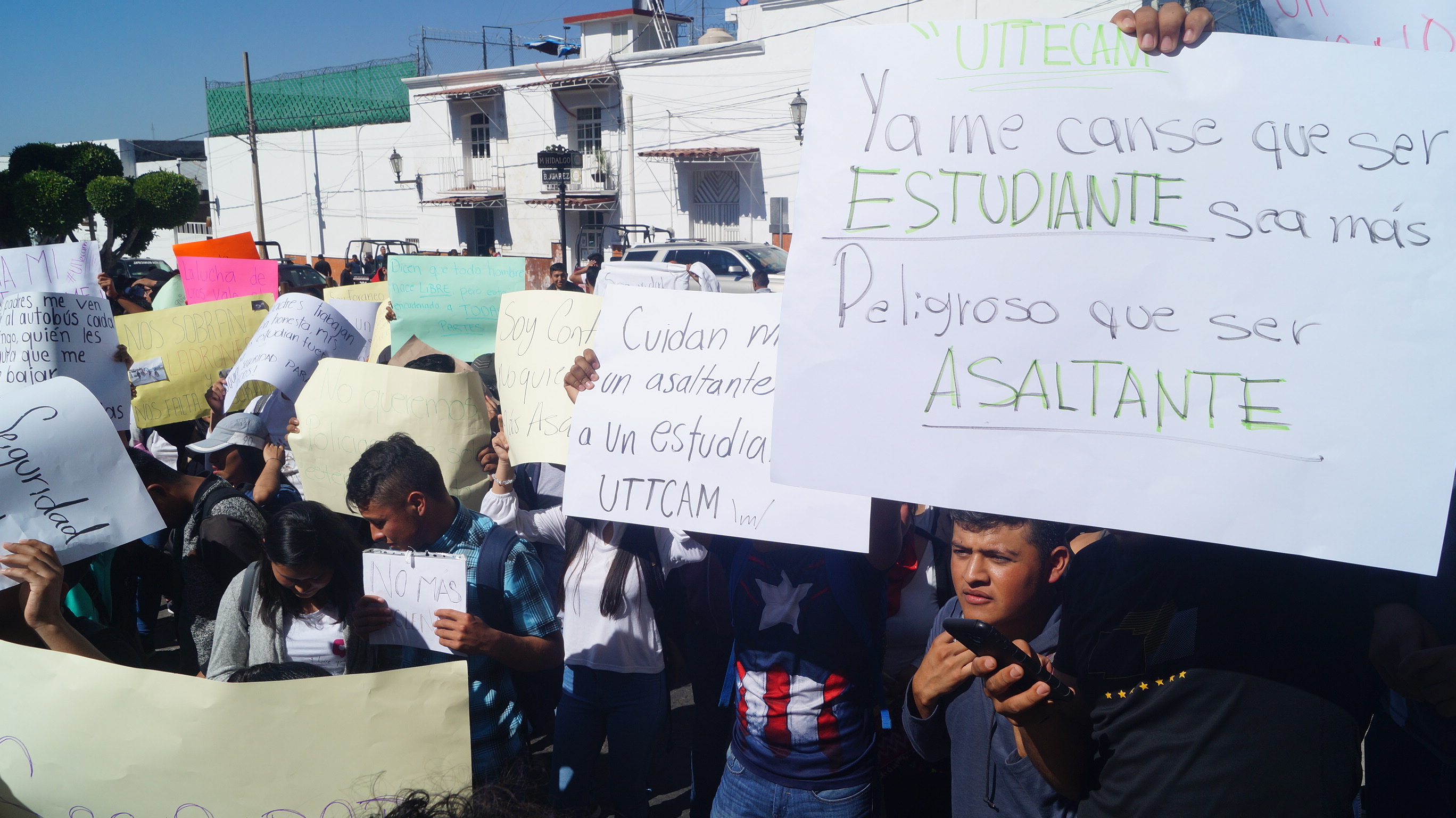 Alumnos de la Uttecam denuncian acoso de policías en Tecamachalco