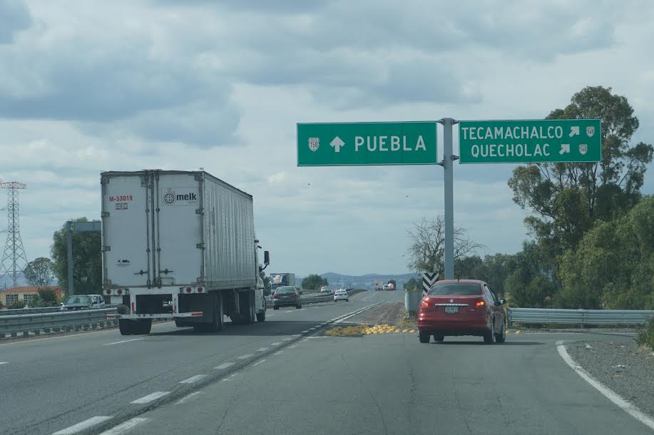 Con patrulla falsa intentan asaltar a familia en la Puebla-Orizaba
