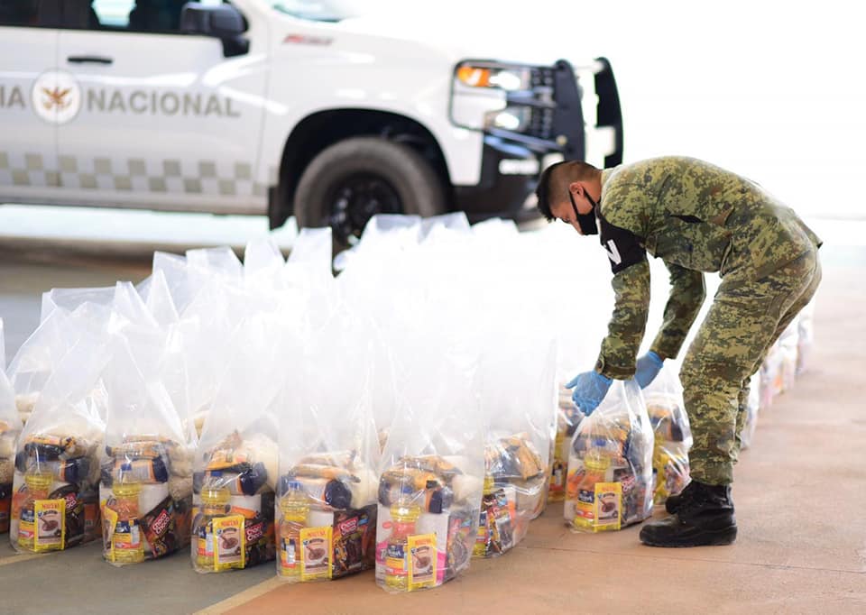 GN apoya en hacer paquetes alimentarios para repartir en Tecamachalco