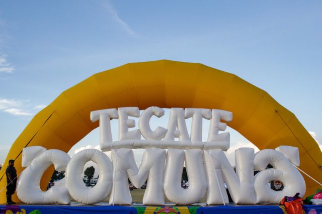 Fans del Tecate Comuna reportan filas de hasta dos horas para conseguir una cerveza