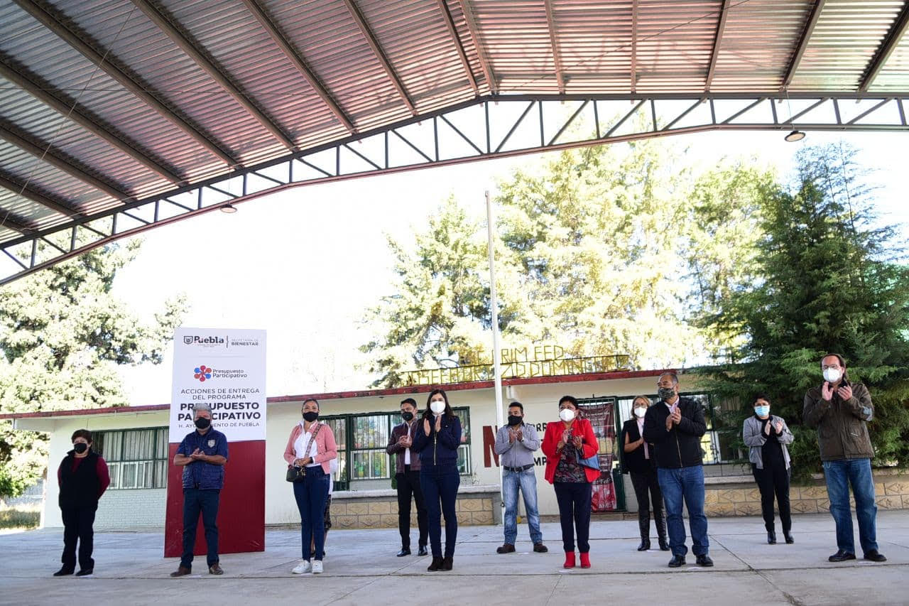 Entrega Claudia Rivera techado a 600 niñas y niños
