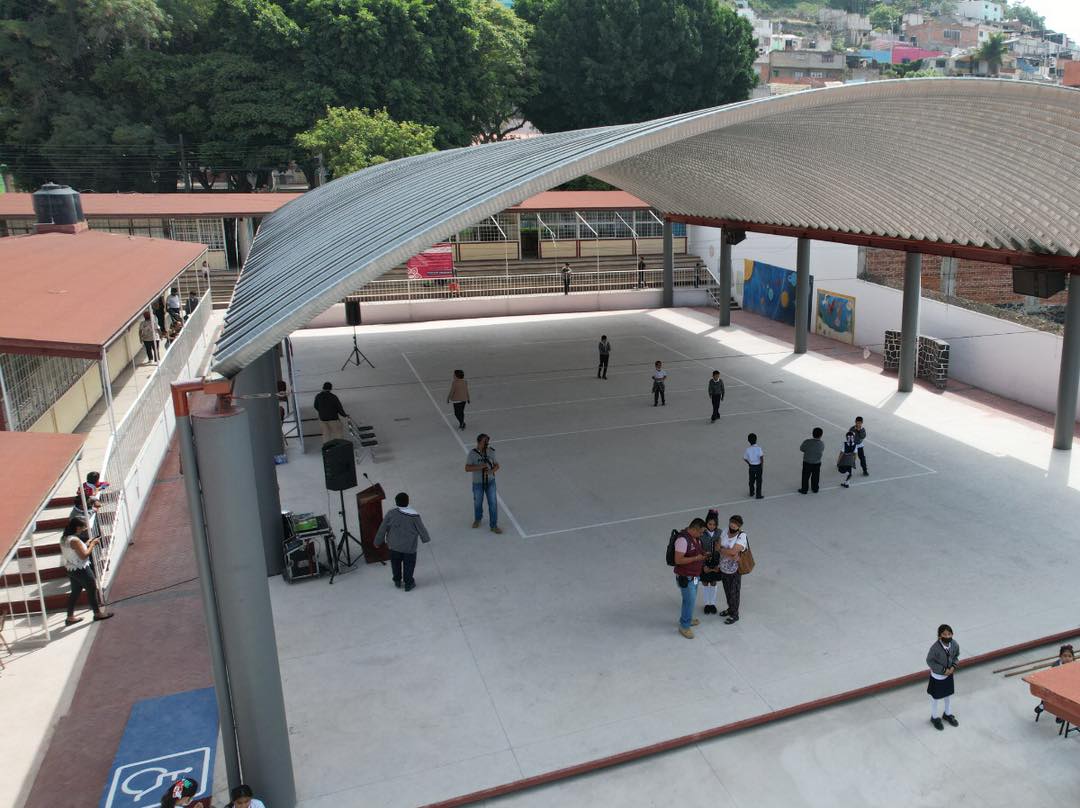 Ayala entrega rehabilitación de Plaza Cívica en la primaria Felipe Carrillo Puerto