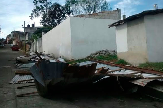 Viento tira techos, árboles y deja heridos en el estado de Puebla