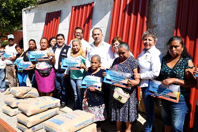 En Xicotepec entregan material para piso y techo digno