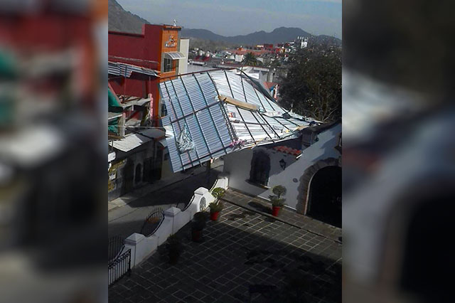 Viento tira techos, árboles y deja heridos en el estado de Puebla