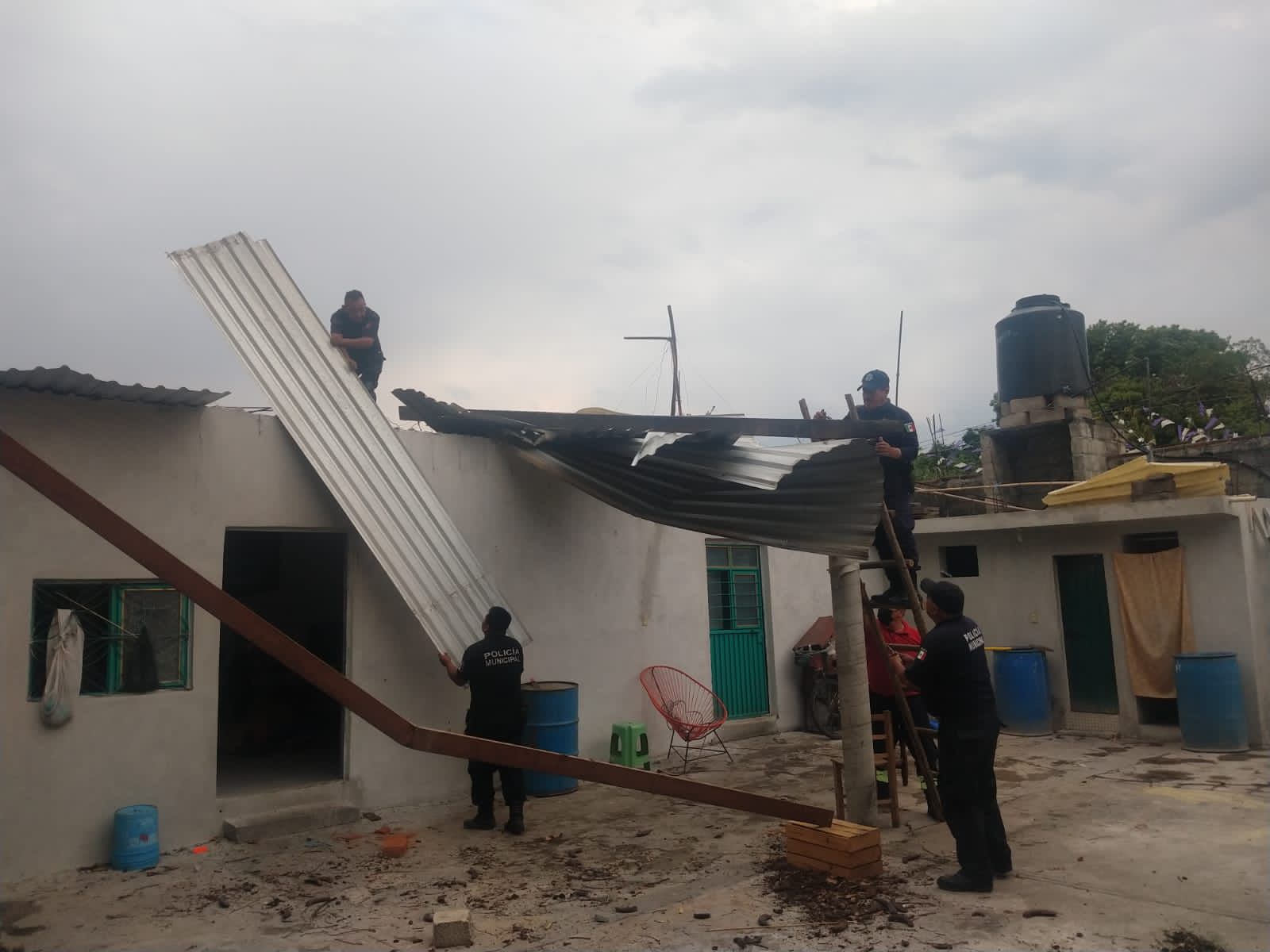 Fuertes vientos azotan Huaquechula y dañan techos de viviendas