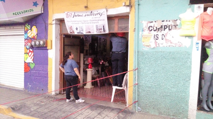 Techo en mal estado ocasiona cierre de negocios en Huauchinango