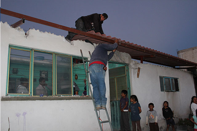 Instalan techos a casas de 41 familias en Tepeaca