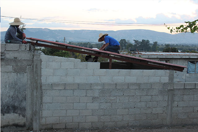 Instalan techos a casas de 41 familias en Tepeaca