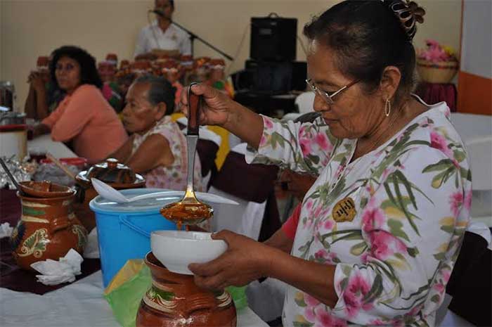 Participan en concurso de gastronomía mujeres  de Tecomatlán