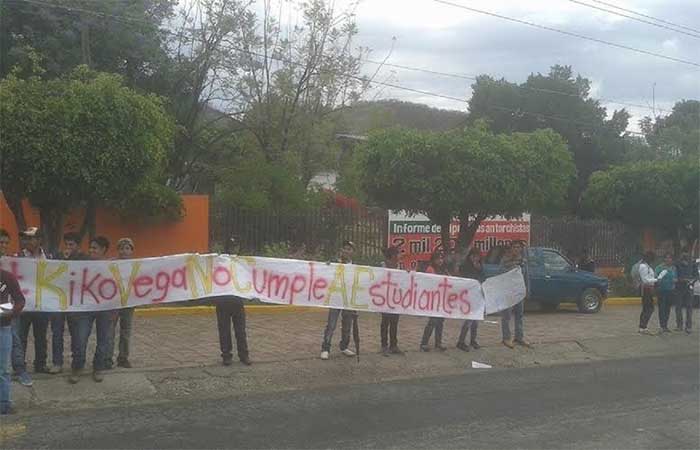 Con cadena humana, exigen en Tecomatlán educación de calidad