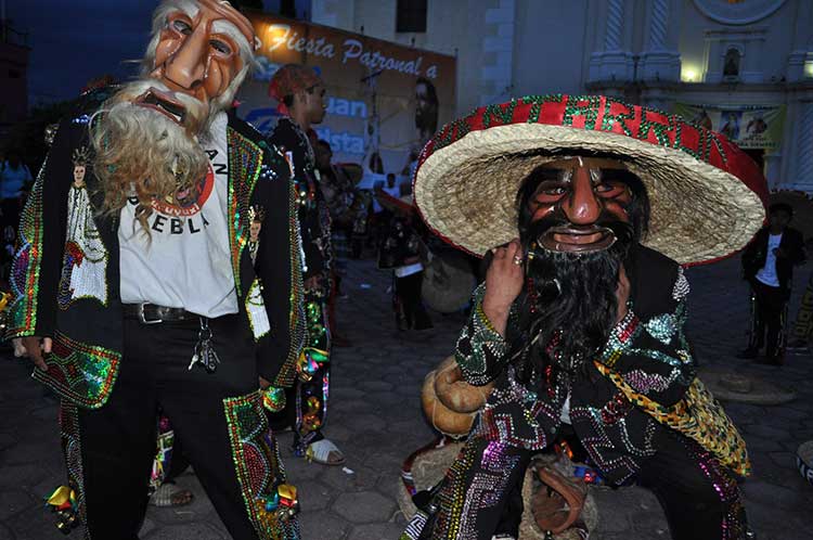 Danzas de tecuanes festejan a San Juan Bautista en Acatlán de Osorio