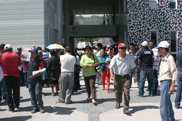 Protestan transportistas en CIS Tehuacán para exigir liberación de unidades