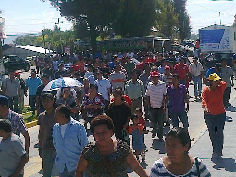 Protestan transportistas en CIS Tehuacán para exigir liberación de unidades