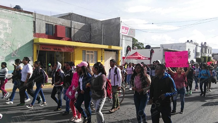 Alumnos de Tehuacán marchan por segundo día contra alza al transporte