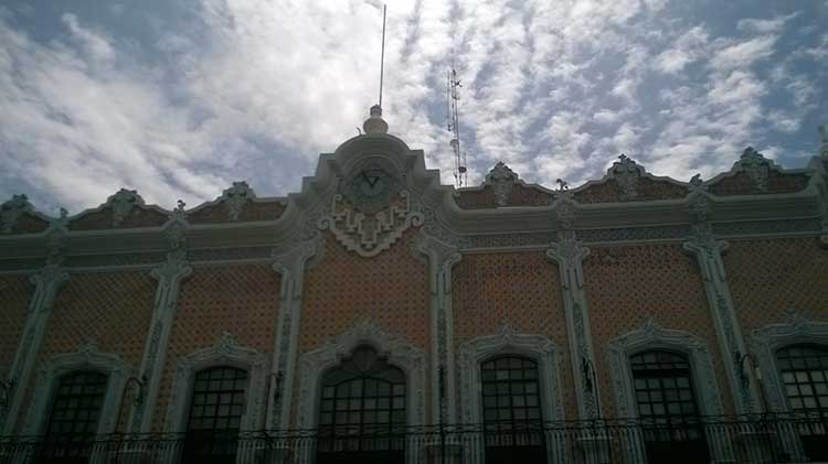 Roban piezas del reloj histórico del palacio municipal de Tehuacán