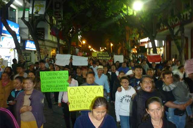 Marchan 3 mil maestros en Tehuacán contra violencia en Oaxaca