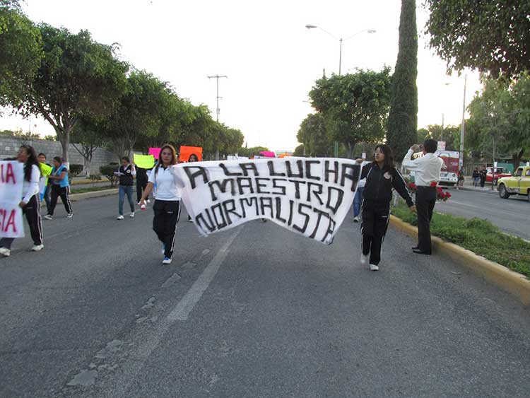 Normalistas de Tehuacán revelan amenazas por plantón