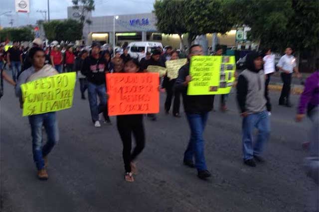 Marchan 3 mil maestros en Tehuacán contra violencia en Oaxaca