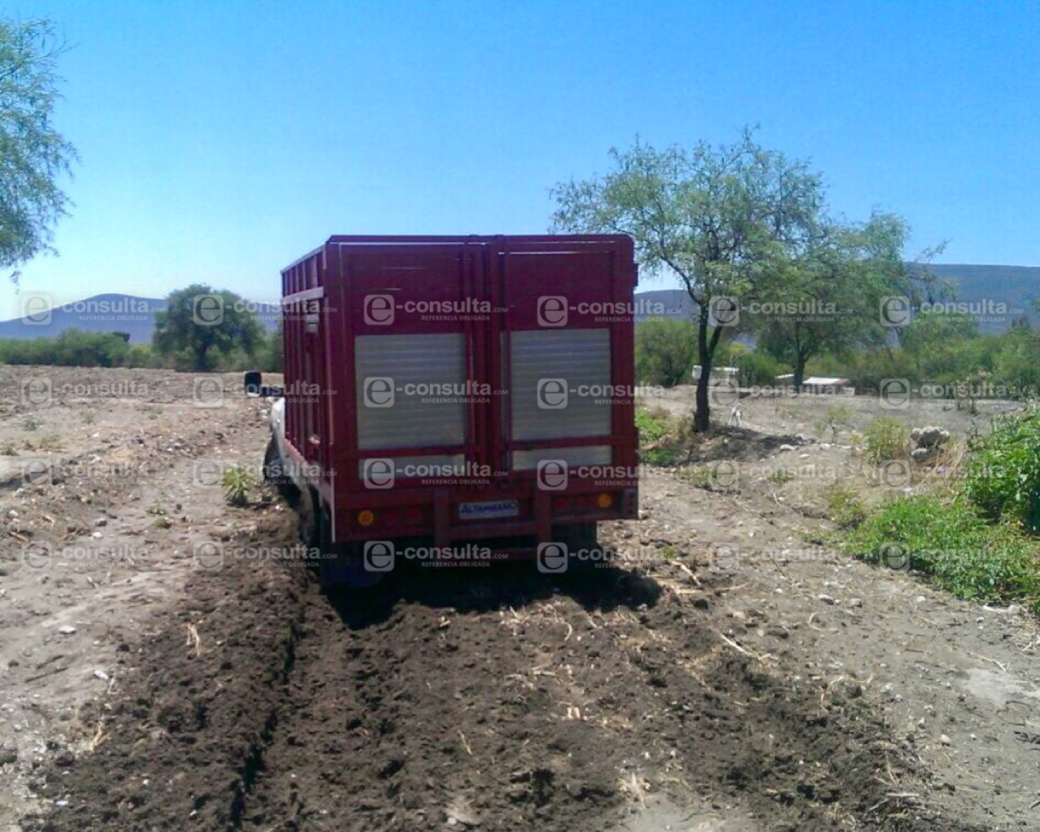 Huachicoleros abandonan camioneta con 6 mil litros de combustible en terrenos de Tehuacán