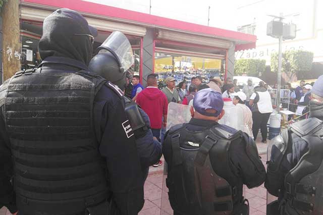 Ahora Policía de Tehuacán, desaloja a comerciantes pese a mostrar amparo