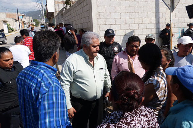 Policías se enfrentan a pobladores en acto de edil de Tehuacán