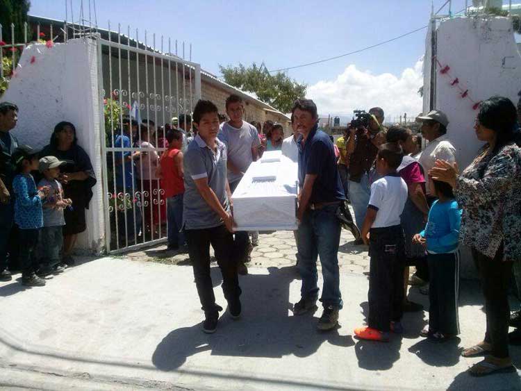 Padres y amigos dan último adiós a menor asesinado en Tehuacán